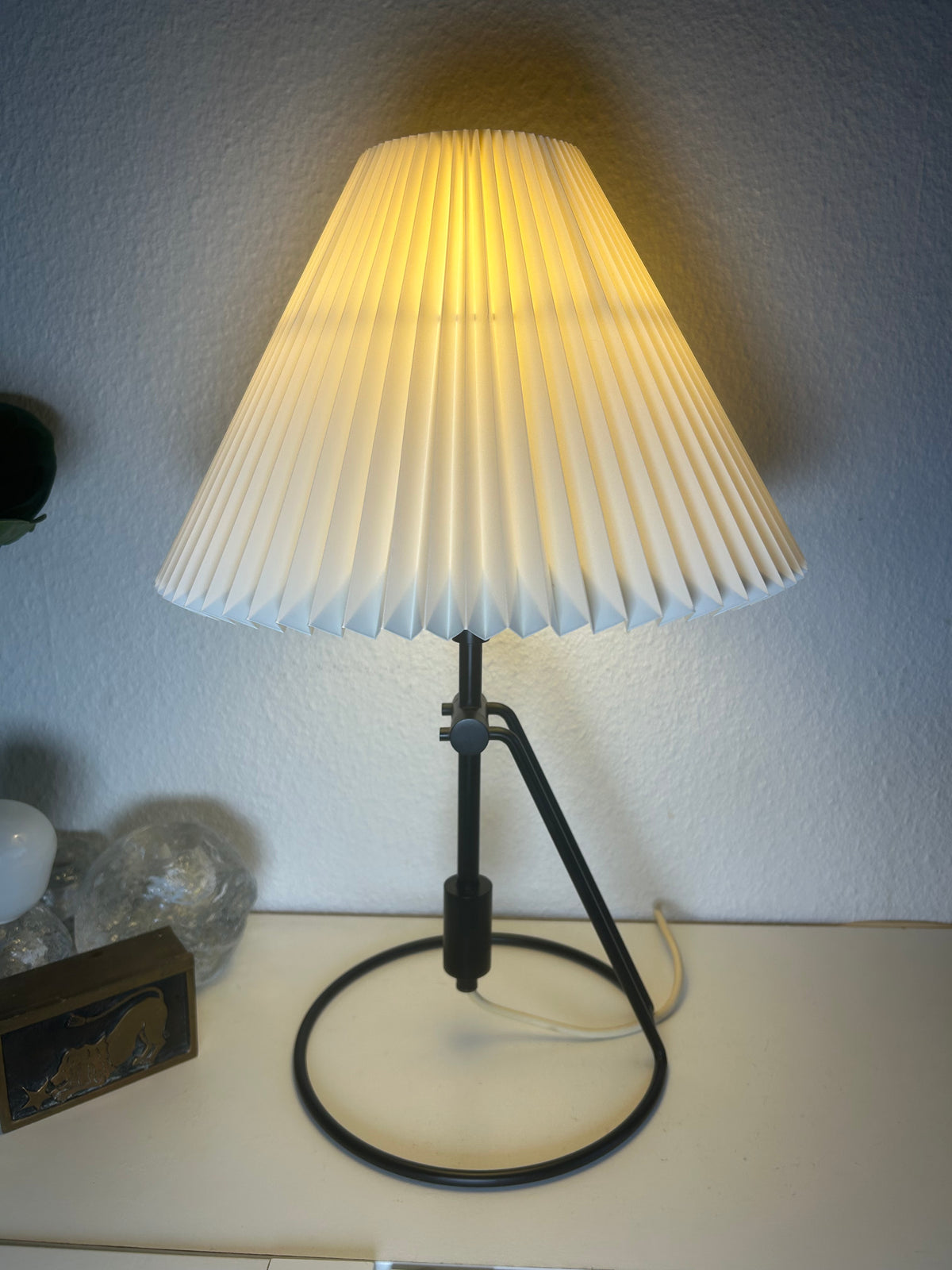 LE KLINT 305 bordlampe i sortlakeret metal med LE KLINT 2/21 skærm – 45 cm - billede 1