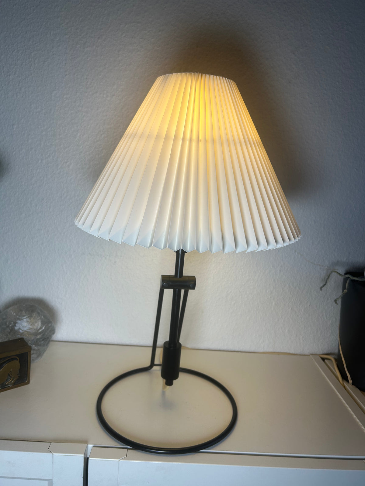 LE KLINT 305 bordlampe i sortlakeret metal med LE KLINT 2/21 skærm – 45 cm - billede 2