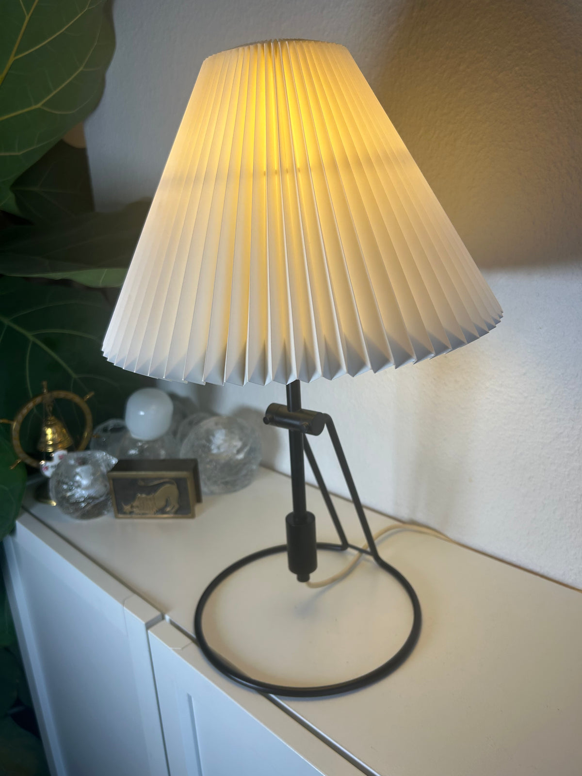 LE KLINT 305 bordlampe i sortlakeret metal med LE KLINT 2/21 skærm – 45 cm - billede 3