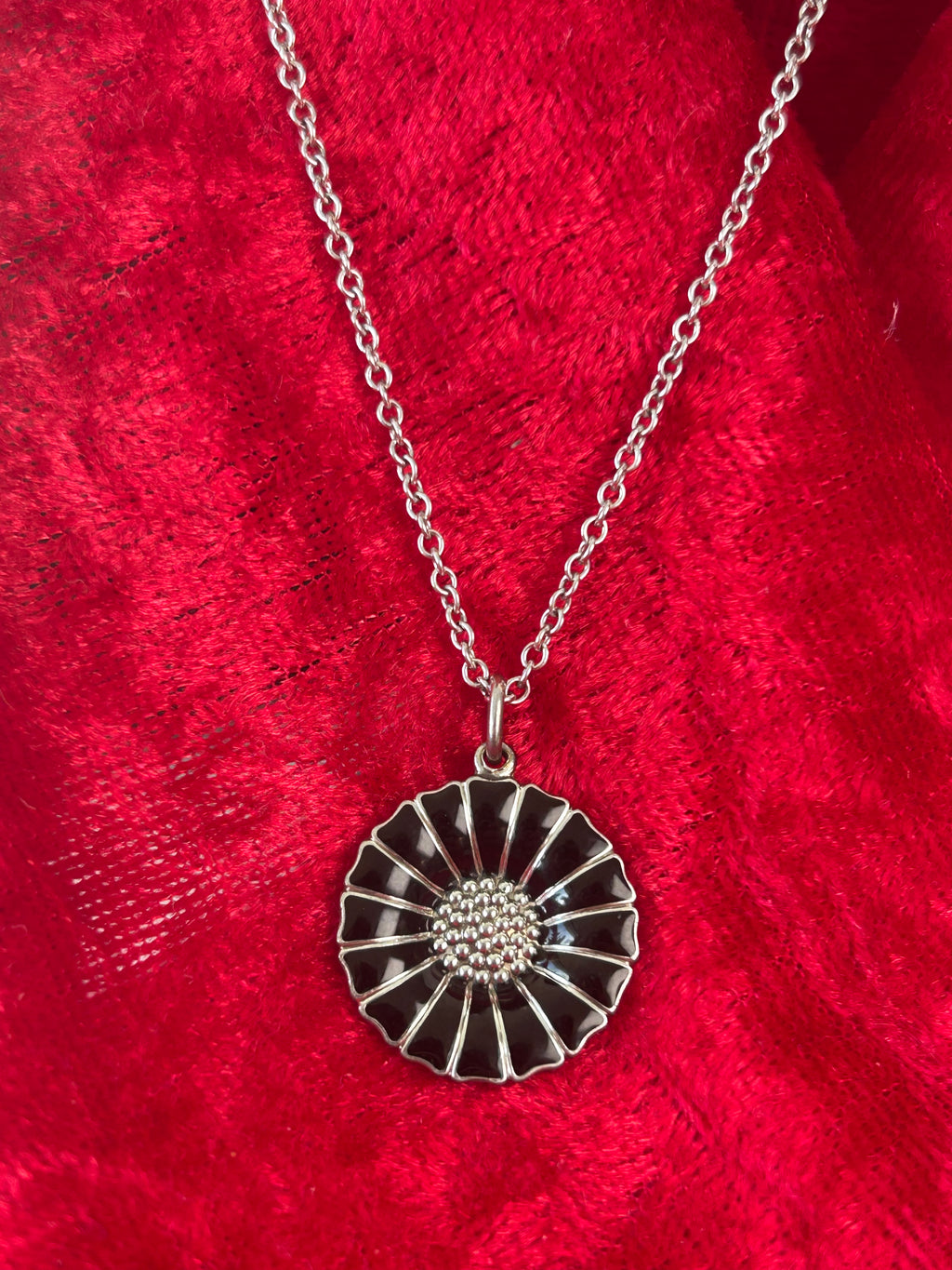 Georg Jensen Daisy halskæde – sort emalje – 925 sølv – 18 mm – original æske
