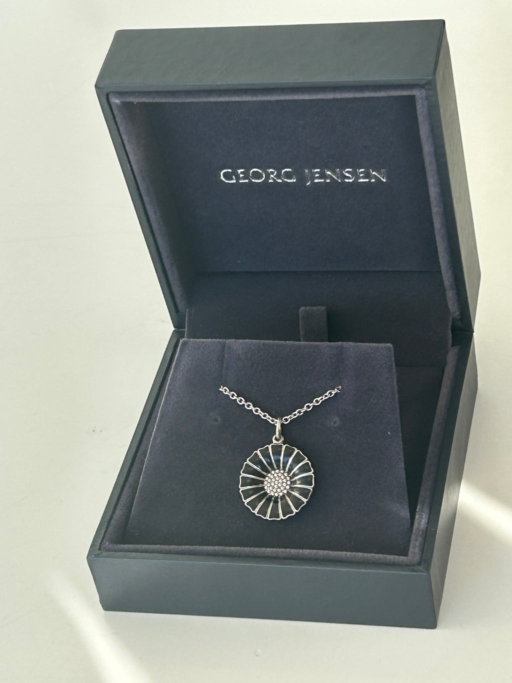 Georg Jensen Daisy halskæde – sort emalje – 925 sølv – 18 mm – original æske