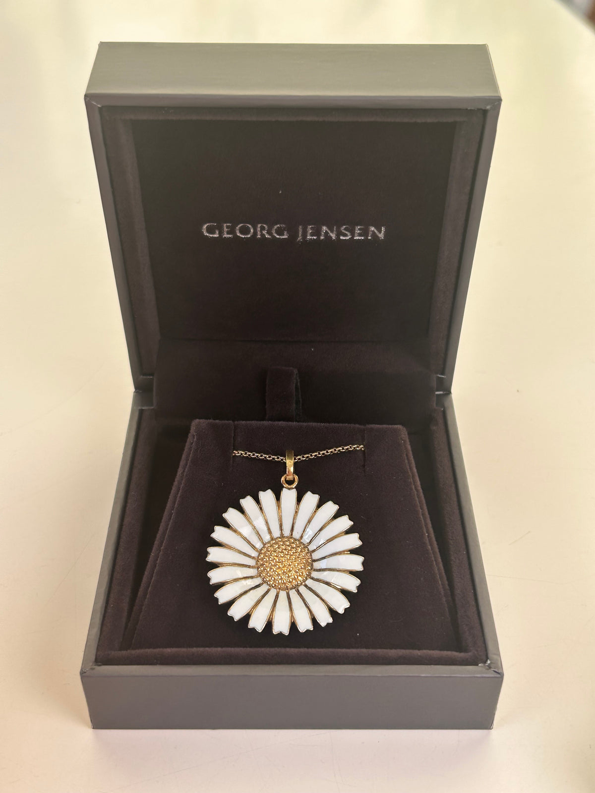 Georg Jensen Daisy halskæde – 33 mm – forgyldt 925 sølv &amp; hvid emalje