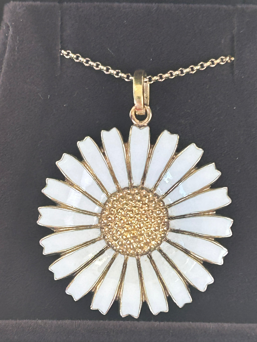 Georg Jensen Daisy halskæde – 33 mm – forgyldt 925 sølv &amp; hvid emalje