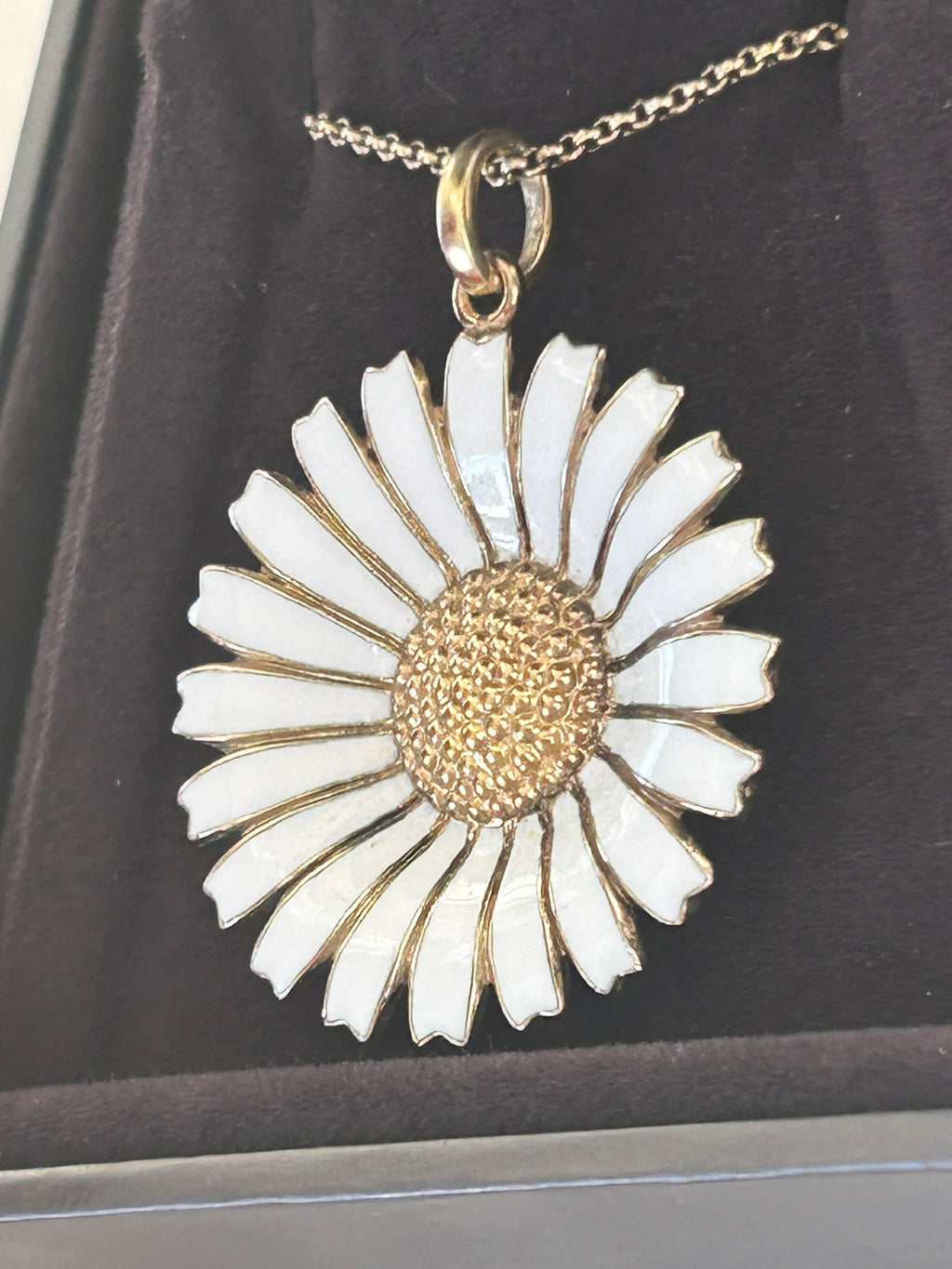 Georg Jensen Daisy halskæde – 33 mm – forgyldt 925 sølv &amp; hvid emalje