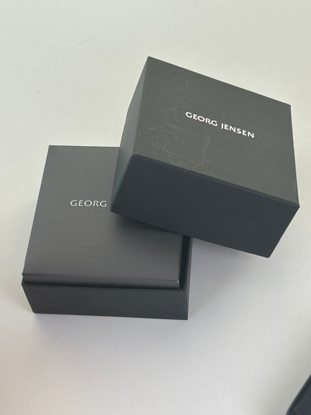 Georg Jensen Daisy halskæde – 33 mm – forgyldt 925 sølv &amp; hvid emalje