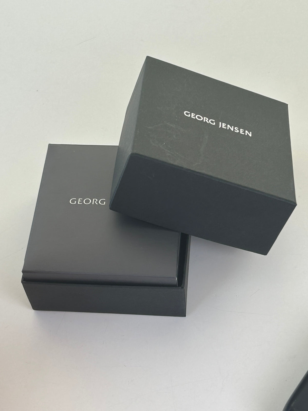 Georg Jensen Daisy halskæde – 33 mm – forgyldt 925 sølv &amp; hvid emalje