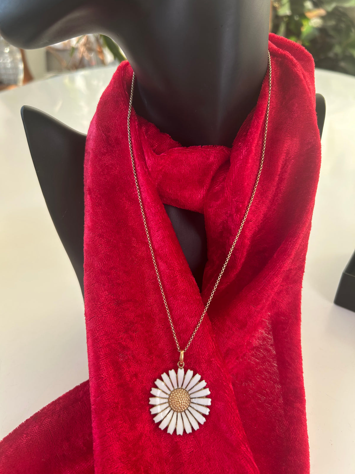 Georg Jensen Daisy halskæde – 33 mm – forgyldt 925 sølv &amp; hvid emalje