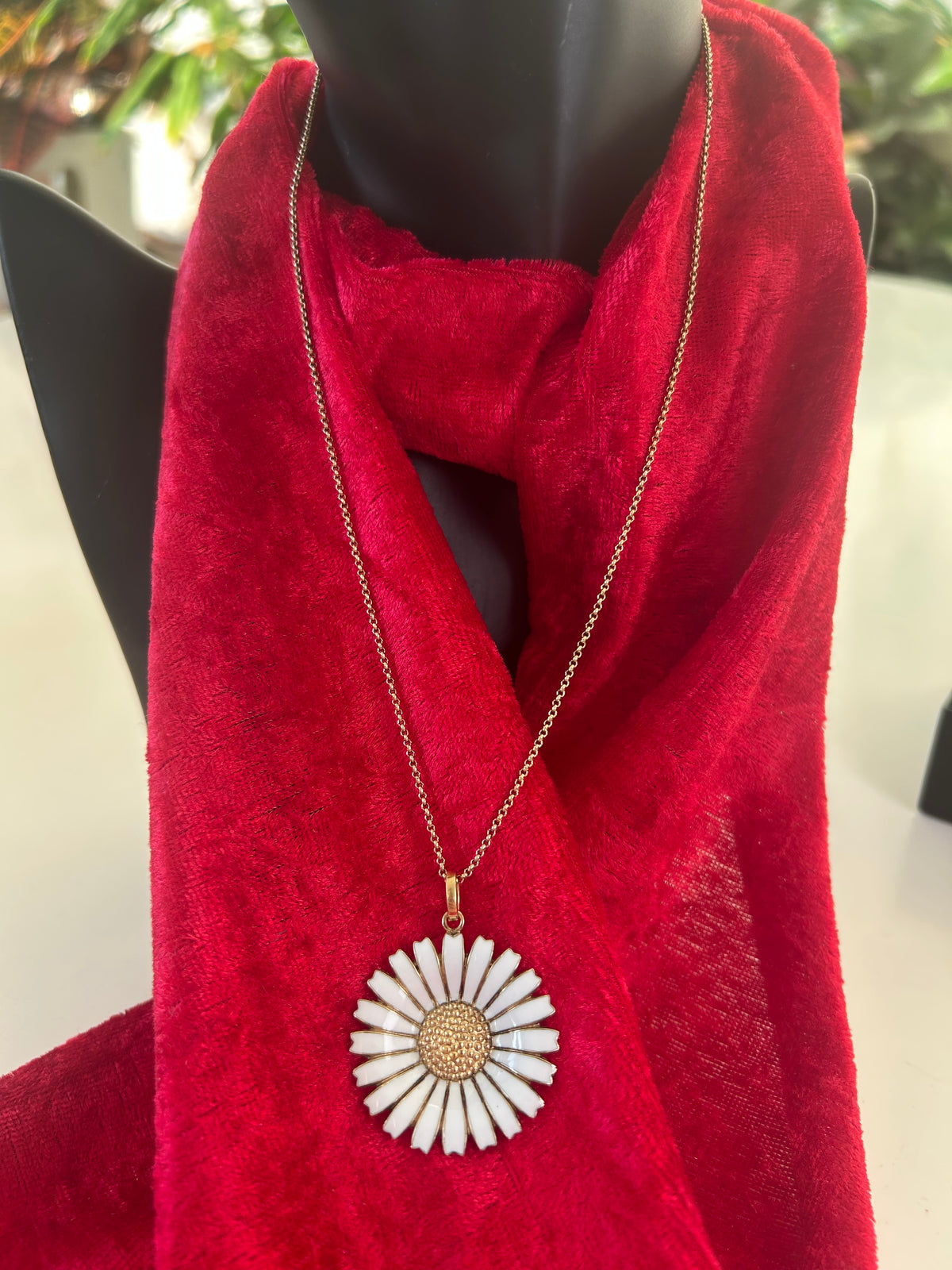 Georg Jensen Daisy halskæde – 33 mm – forgyldt 925 sølv &amp; hvid emalje