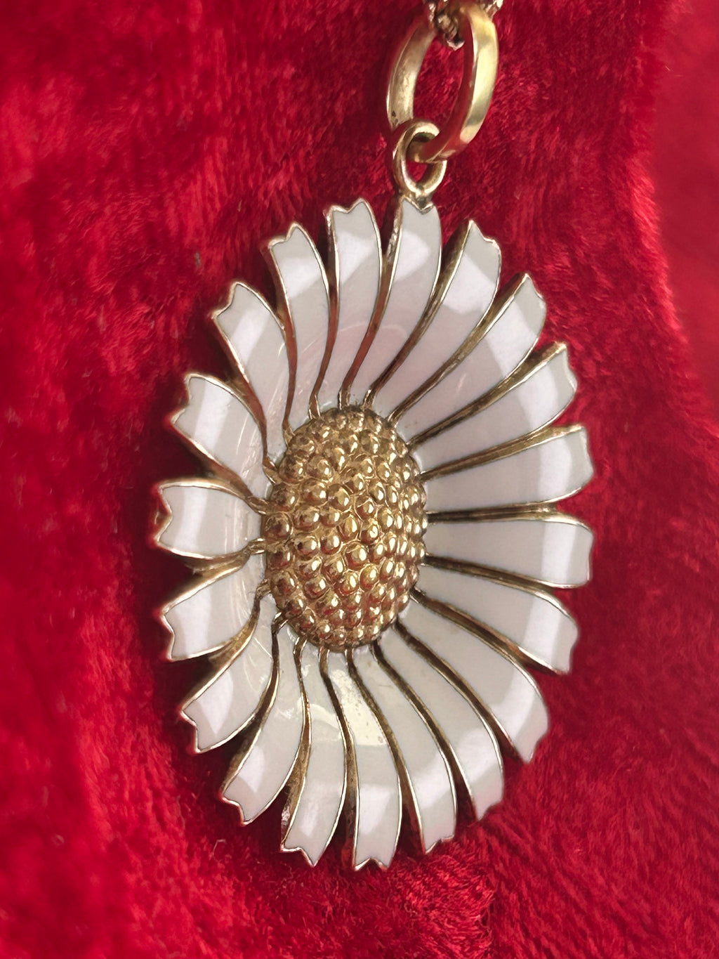 Georg Jensen Daisy halskæde – 33 mm – forgyldt 925 sølv &amp; hvid emalje