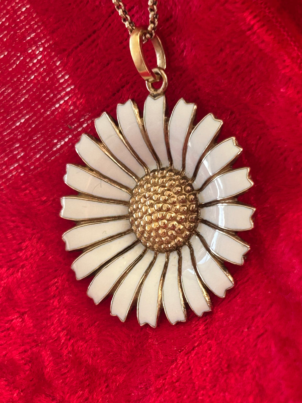 Georg Jensen Daisy halskæde – 33 mm – forgyldt 925 sølv &amp; hvid emalje