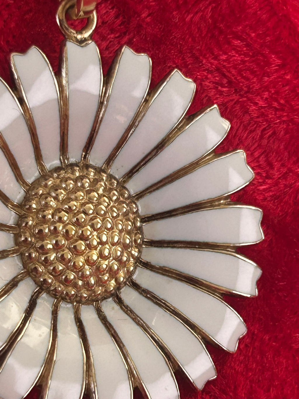 Georg Jensen Daisy halskæde – 33 mm – forgyldt 925 sølv &amp; hvid emalje