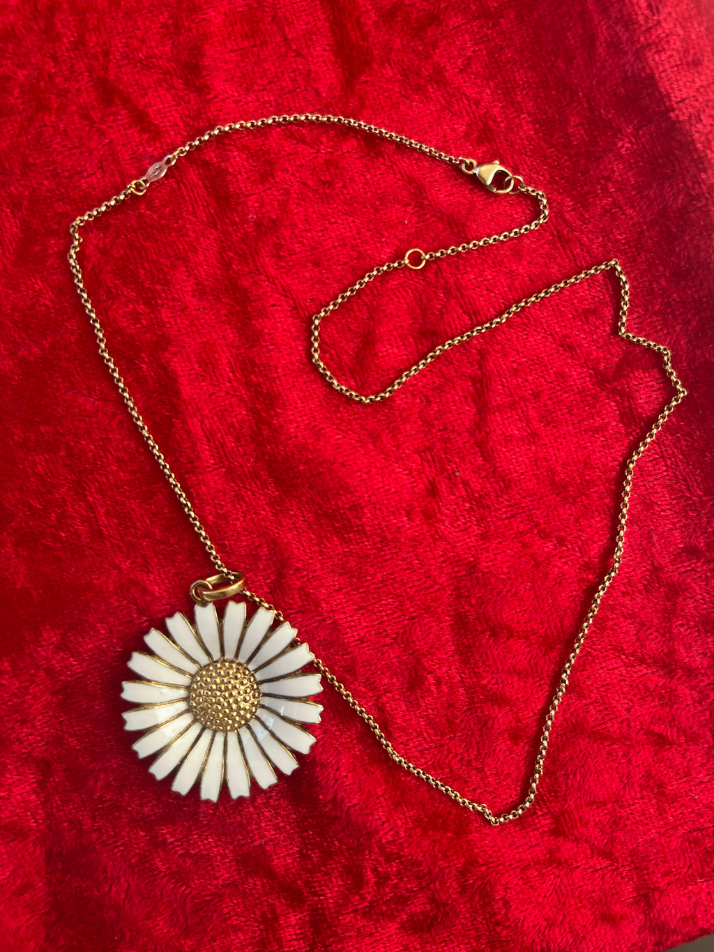 Georg Jensen Daisy halskæde – 33 mm – forgyldt 925 sølv &amp; hvid emalje