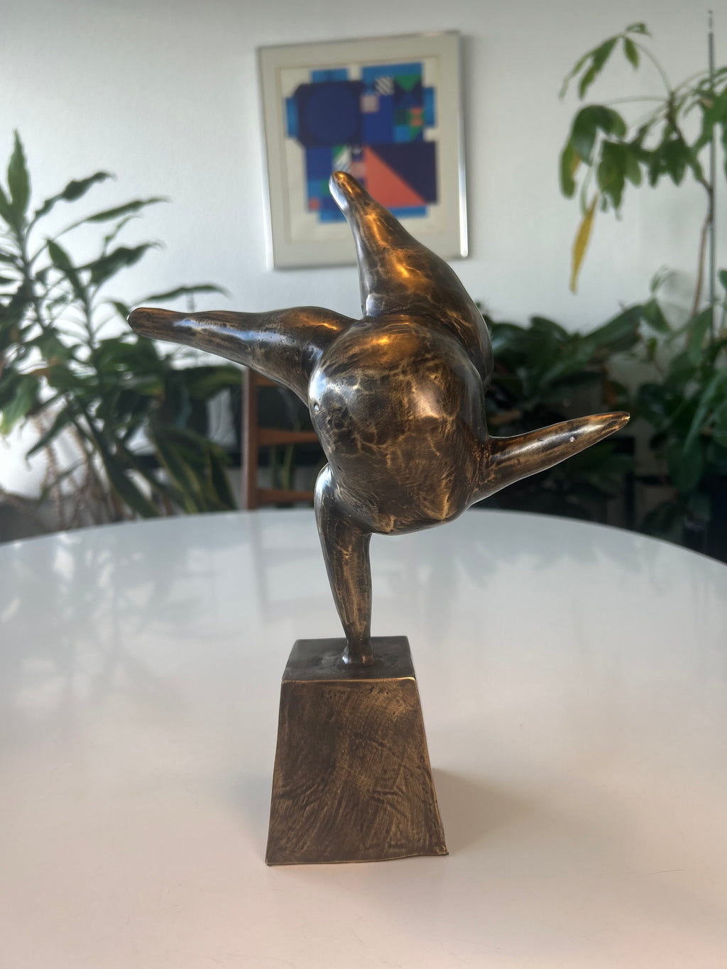 Abstrakt bronzeskulptur – akrobat i håndstand på sokkel – 30 cm – 1,4 kg