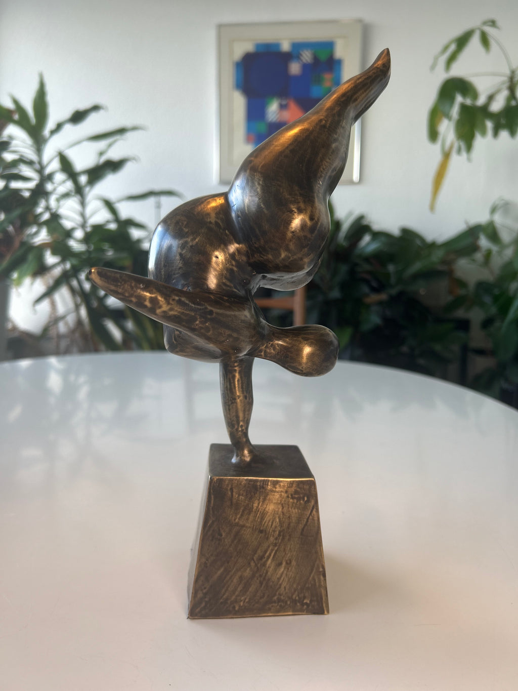Abstrakt bronzeskulptur – akrobat i håndstand på sokkel – 30 cm – 1,4 kg