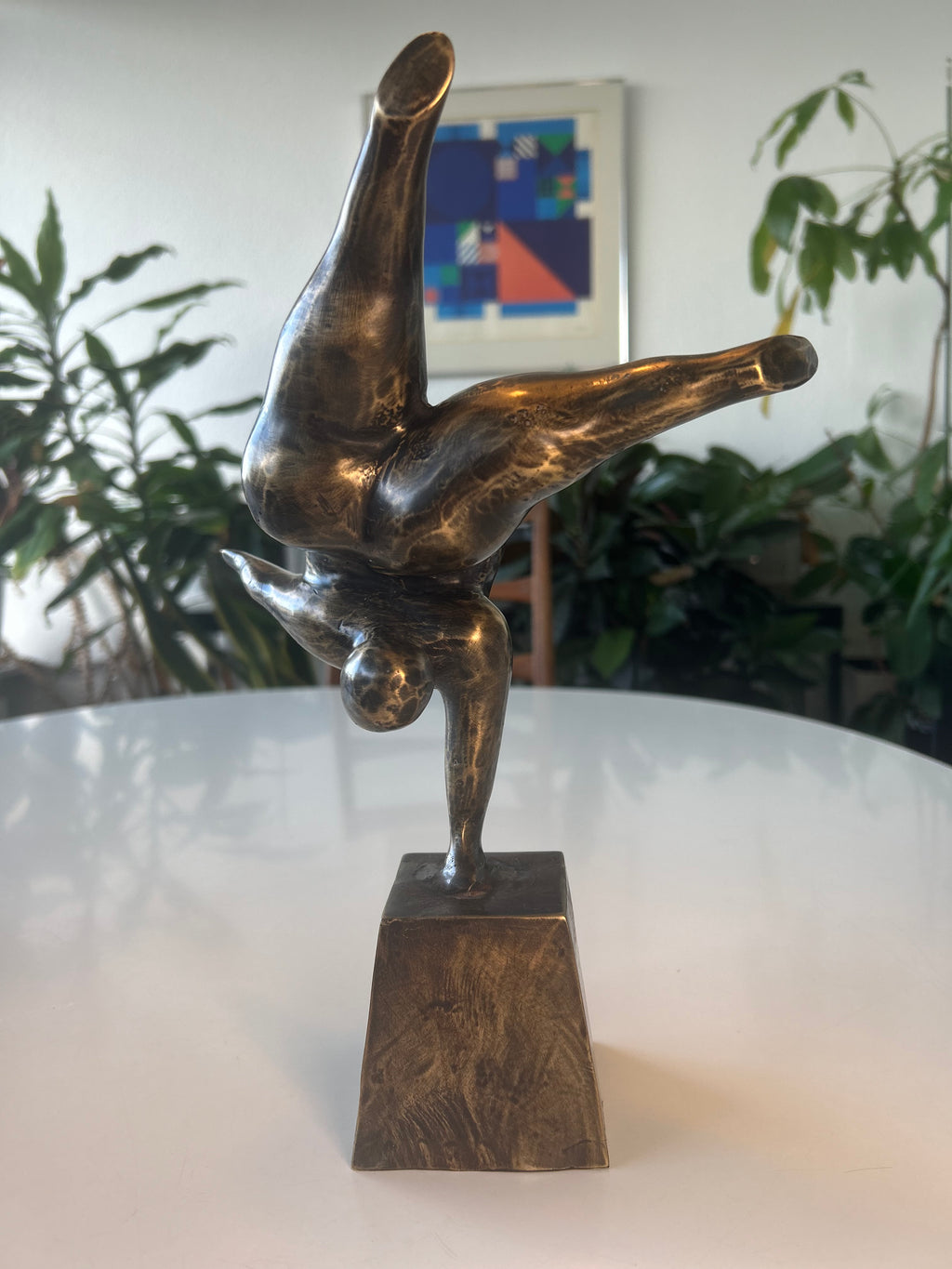 Abstrakt bronzeskulptur – akrobat i håndstand på sokkel – 30 cm – 1,4 kg