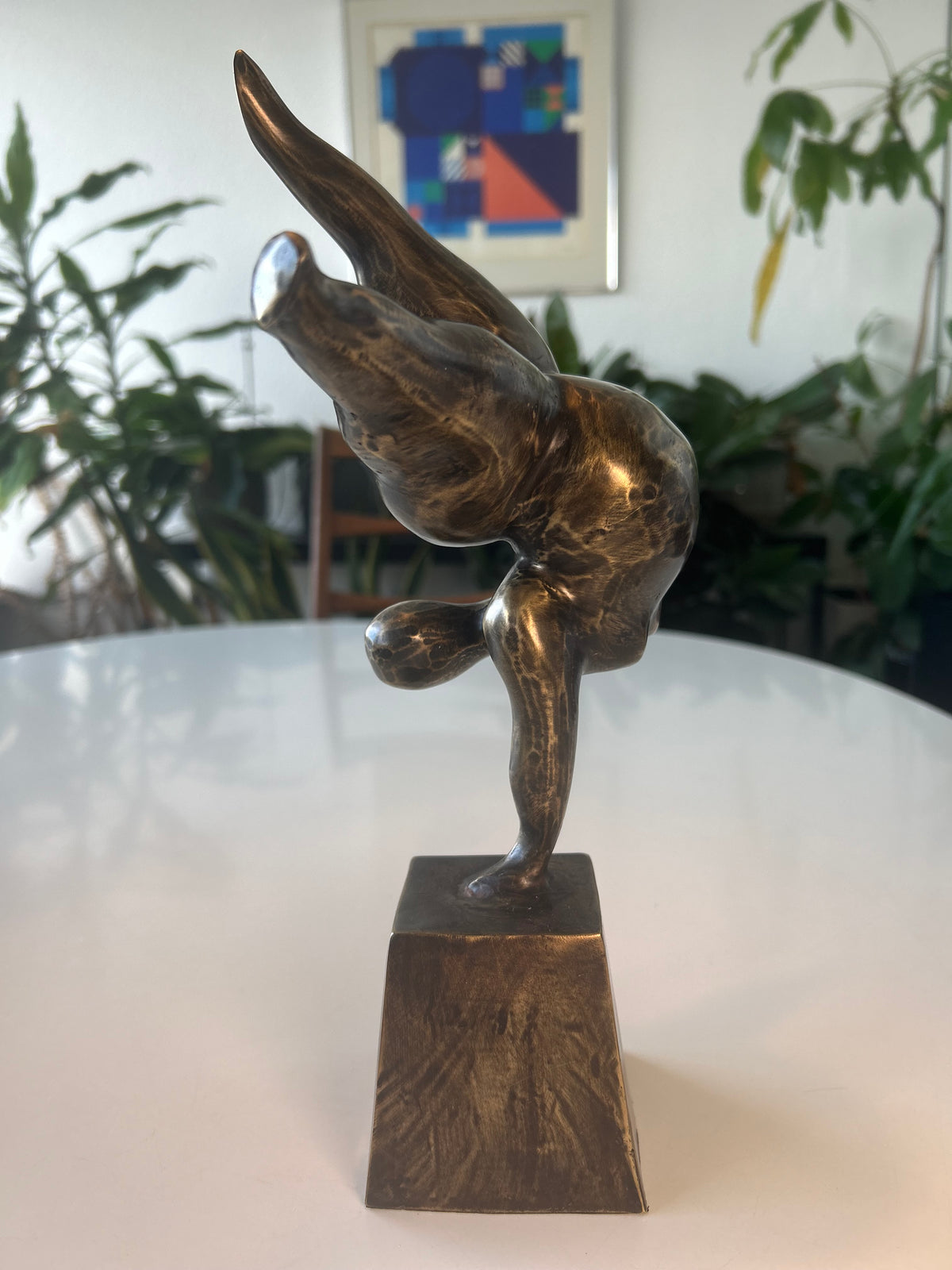 Abstrakt bronzeskulptur – akrobat i håndstand på sokkel – 30 cm – 1,4 kg