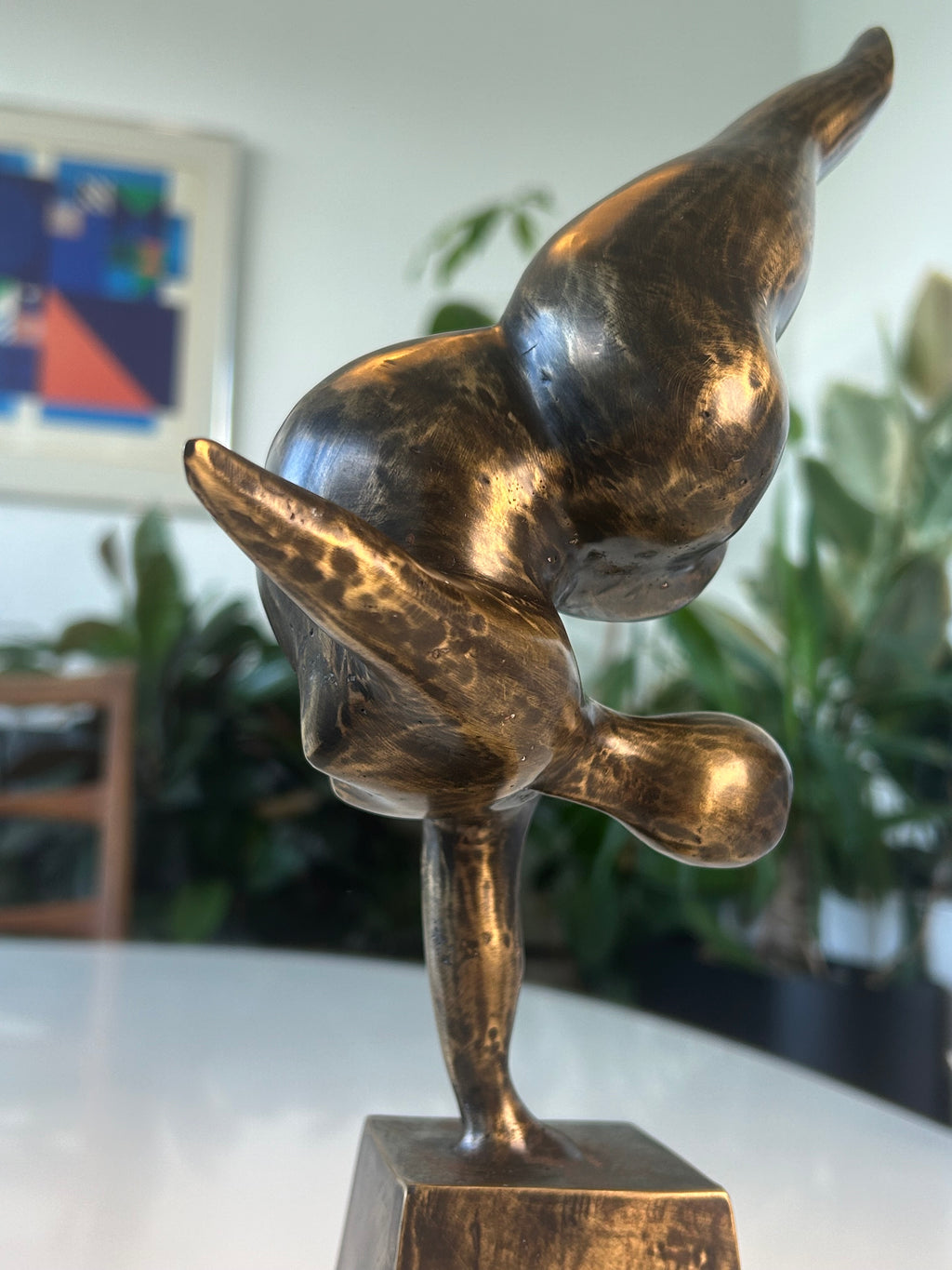 Abstrakt bronzeskulptur – akrobat i håndstand på sokkel – 30 cm – 1,4 kg