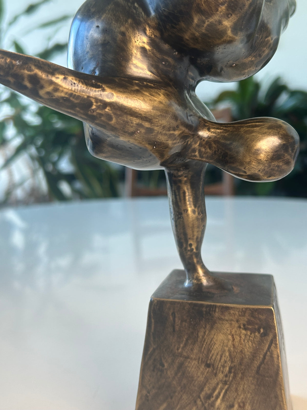 Abstrakt bronzeskulptur – akrobat i håndstand på sokkel – 30 cm – 1,4 kg