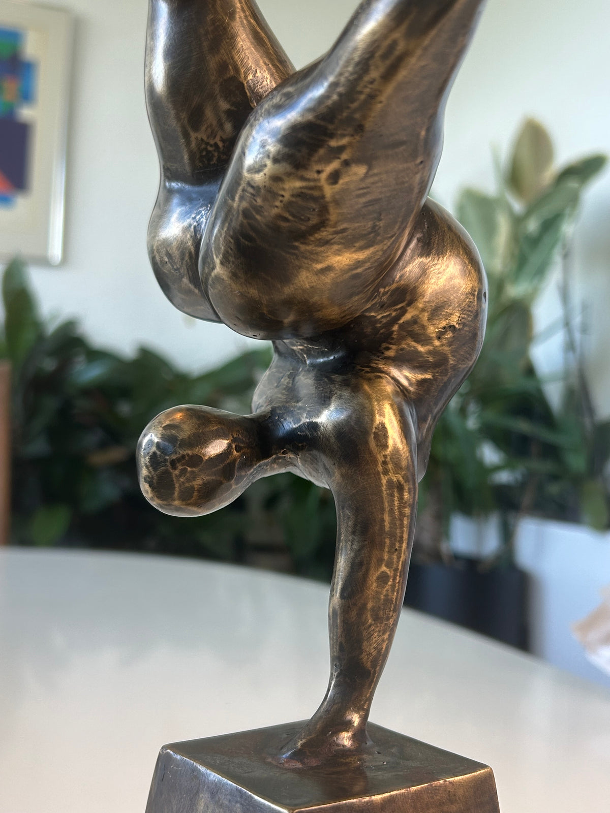 Abstrakt bronzeskulptur – akrobat i håndstand på sokkel – 30 cm – 1,4 kg