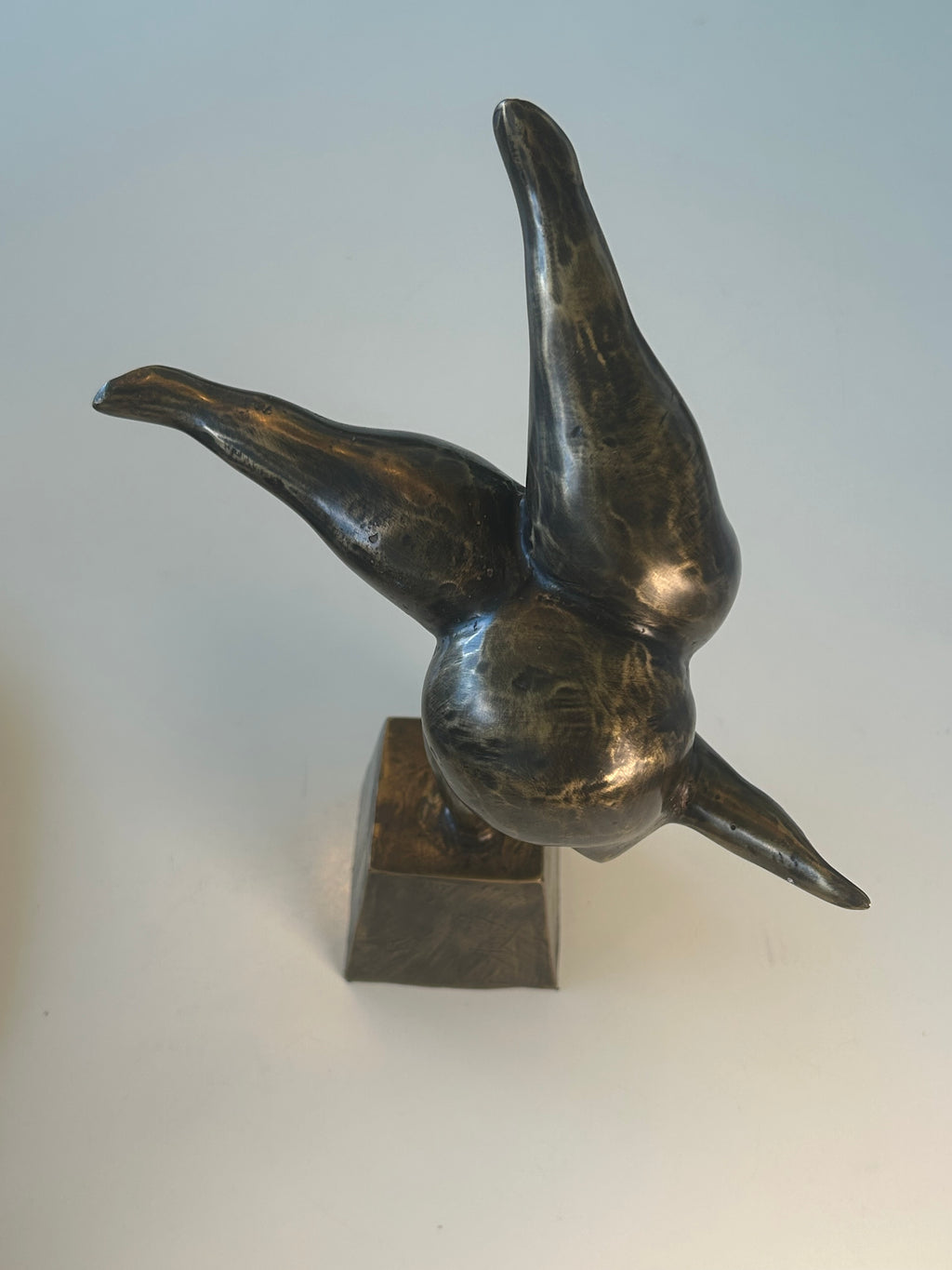 Abstrakt bronzeskulptur – akrobat i håndstand på sokkel – 30 cm – 1,4 kg