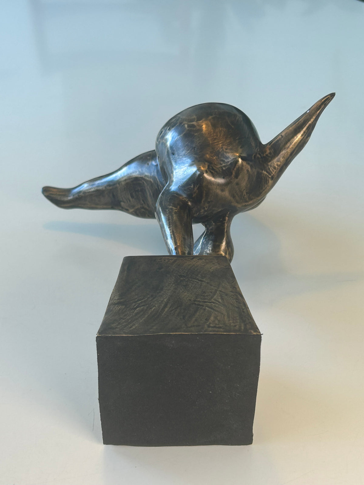 Abstrakt bronzeskulptur – akrobat i håndstand på sokkel – 30 cm – 1,4 kg