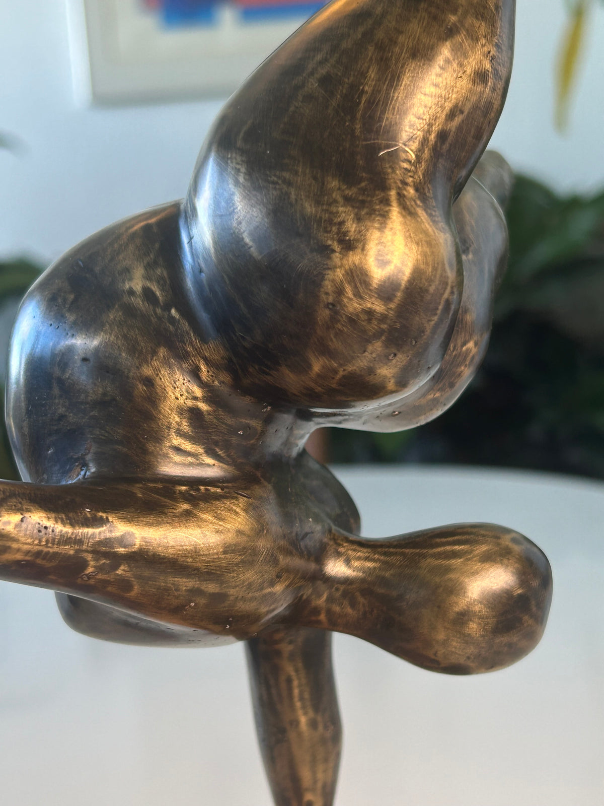 Abstrakt bronzeskulptur – akrobat i håndstand på sokkel – 30 cm – 1,4 kg
