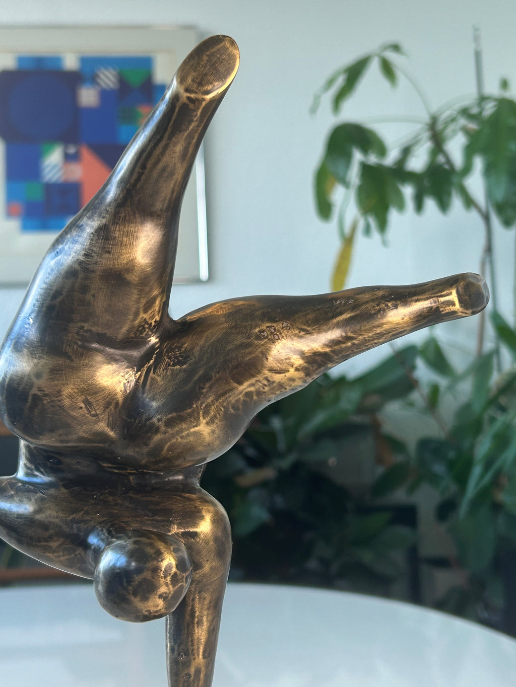 Abstrakt bronzeskulptur – akrobat i håndstand på sokkel – 30 cm – 1,4 kg