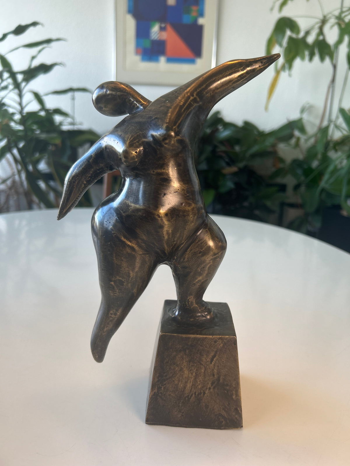 Abstrakt bronzeskulptur – kvindefigur i bevægelse på sokkel – 27 cm