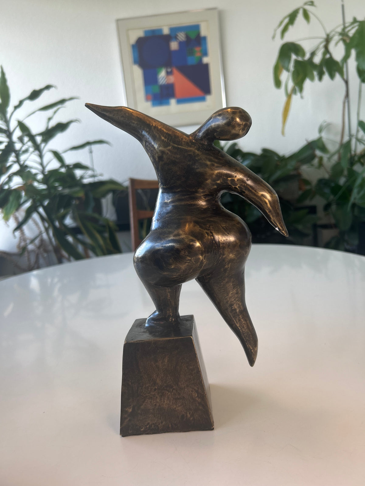 Abstrakt bronzeskulptur – kvindefigur i bevægelse på sokkel – 27 cm