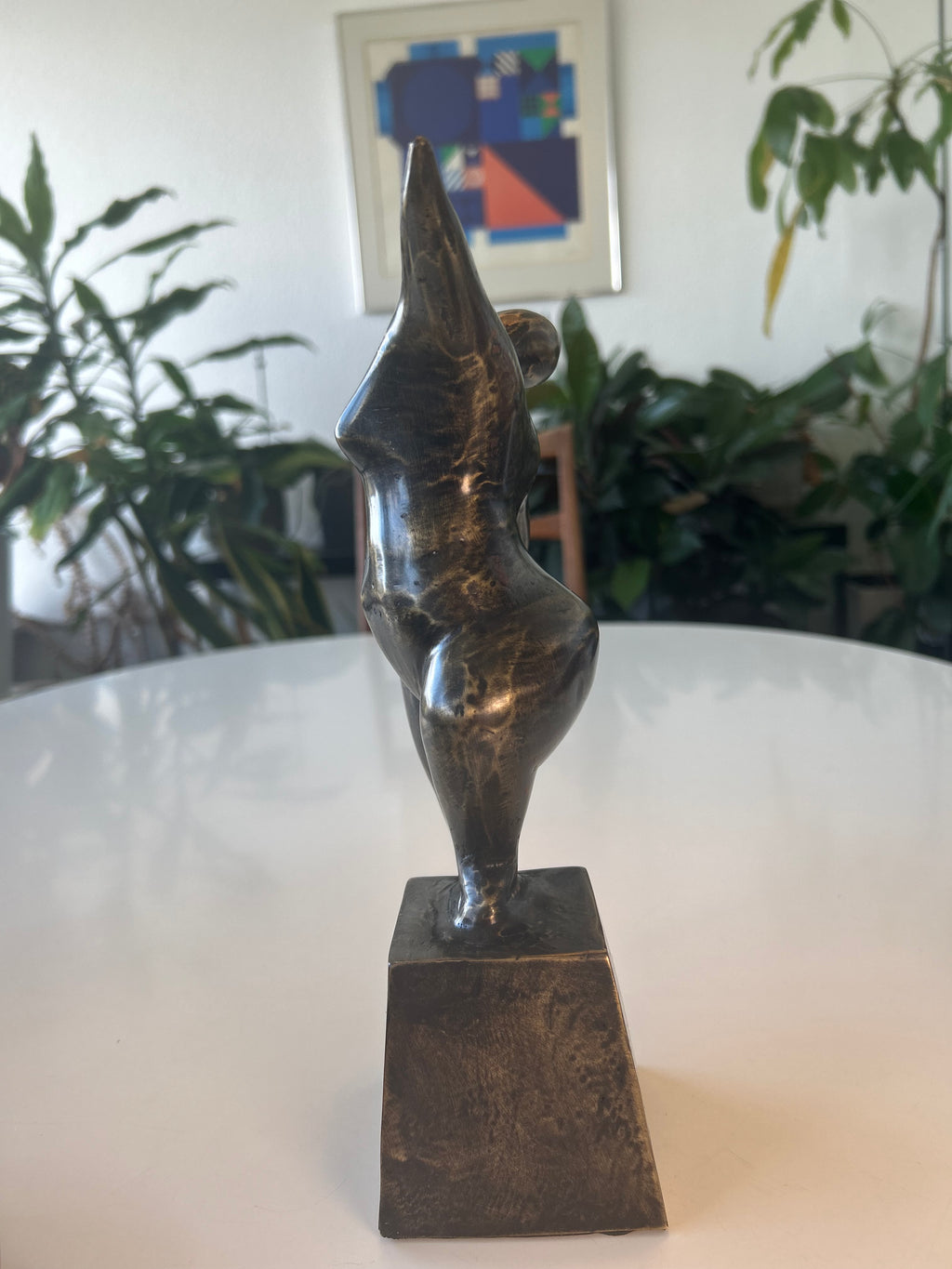 Abstrakt bronzeskulptur – kvindefigur i bevægelse på sokkel – 27 cm