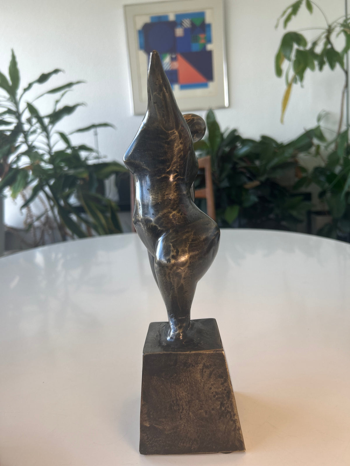Abstrakt bronzeskulptur – kvindefigur i bevægelse på sokkel – 27 cm