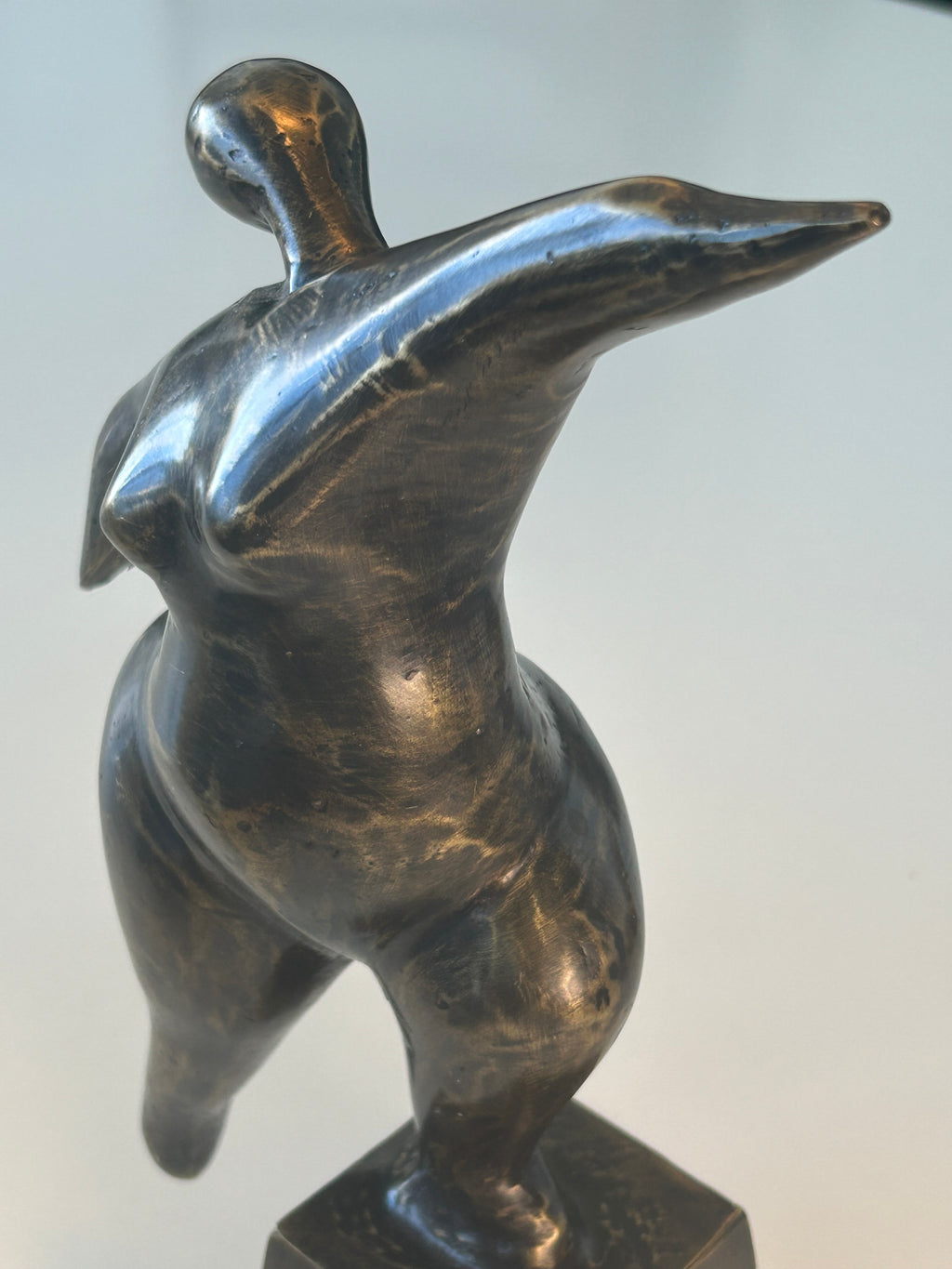 Abstrakt bronzeskulptur – kvindefigur i bevægelse på sokkel – 27 cm
