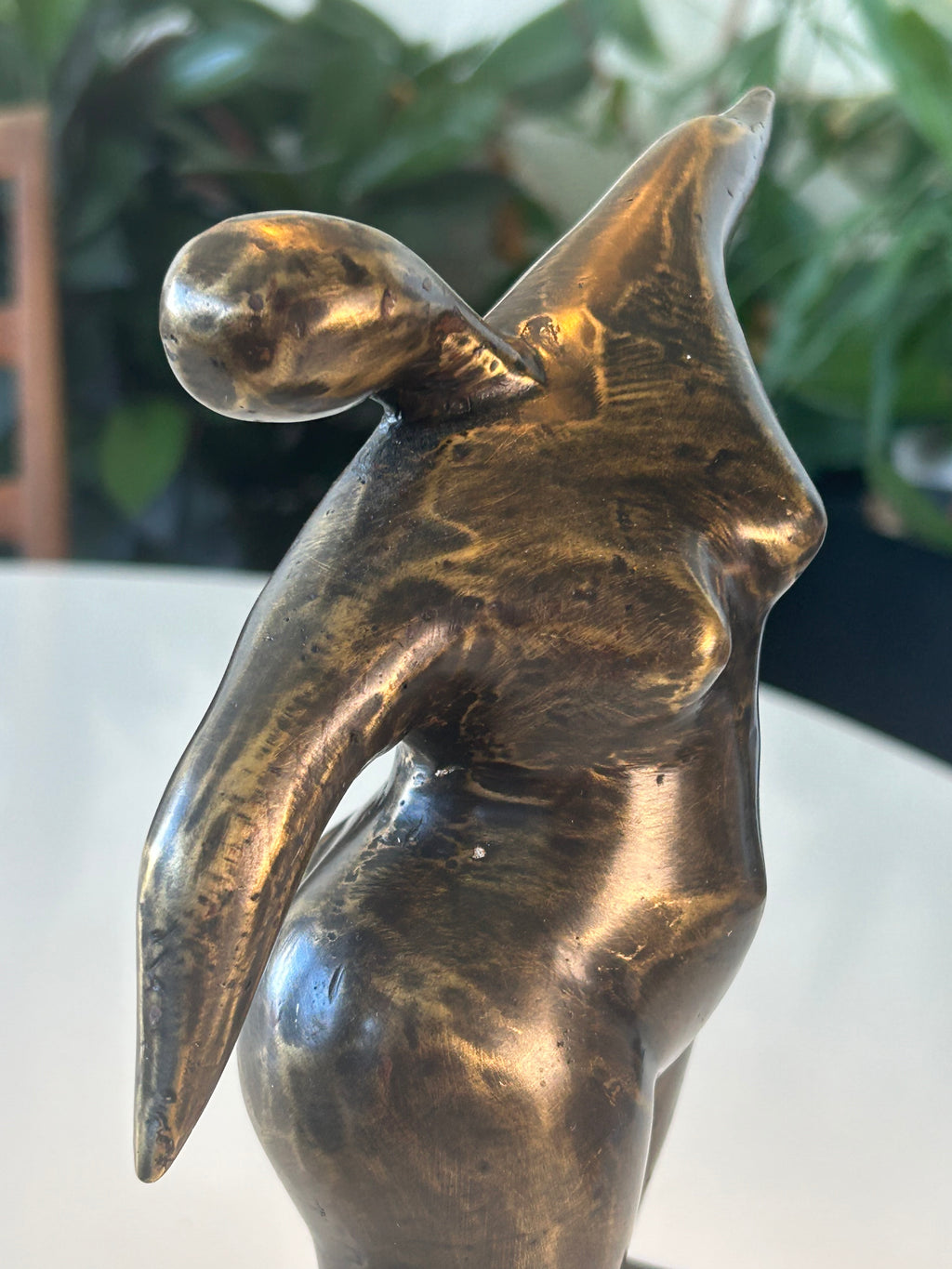 Abstrakt bronzeskulptur – kvindefigur i bevægelse på sokkel – 27 cm