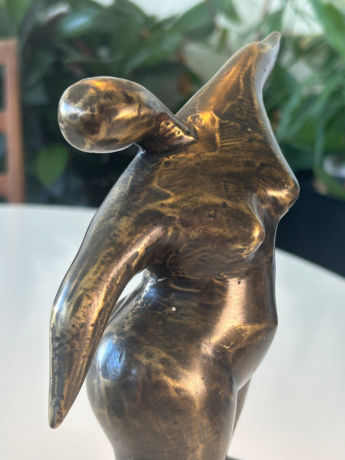 Abstrakt bronzeskulptur – kvindefigur i bevægelse på sokkel – 27 cm
