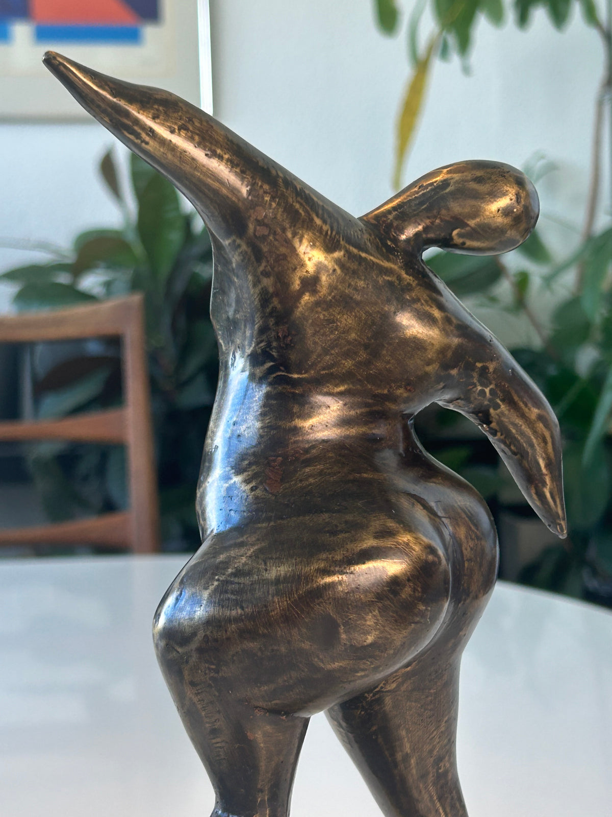 Abstrakt bronzeskulptur – kvindefigur i bevægelse på sokkel – 27 cm