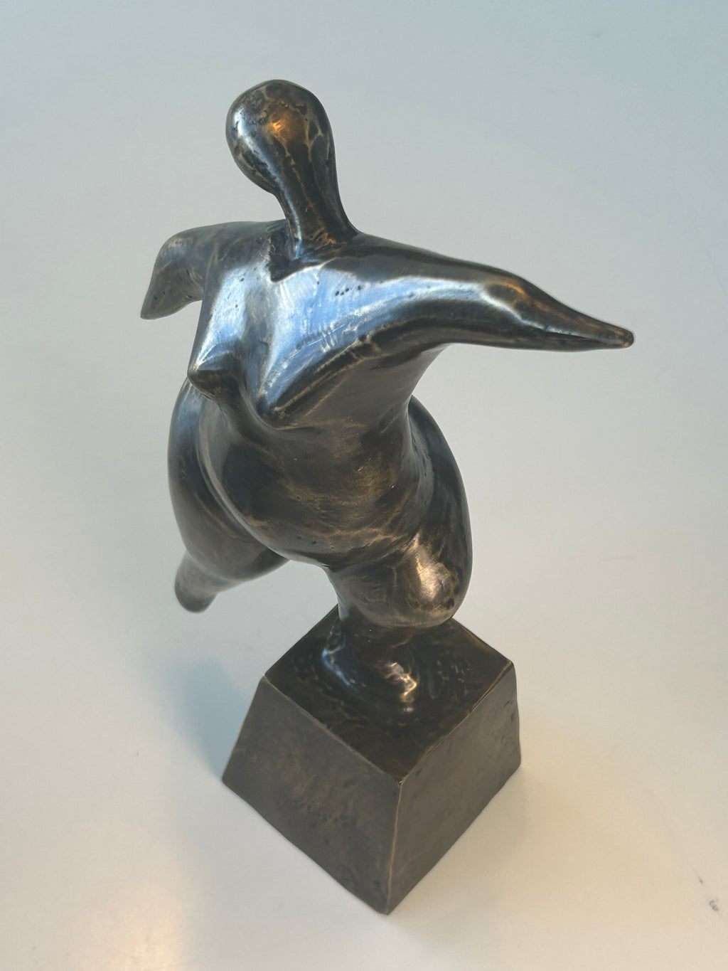 Abstrakt bronzeskulptur – kvindefigur i bevægelse på sokkel – 27 cm