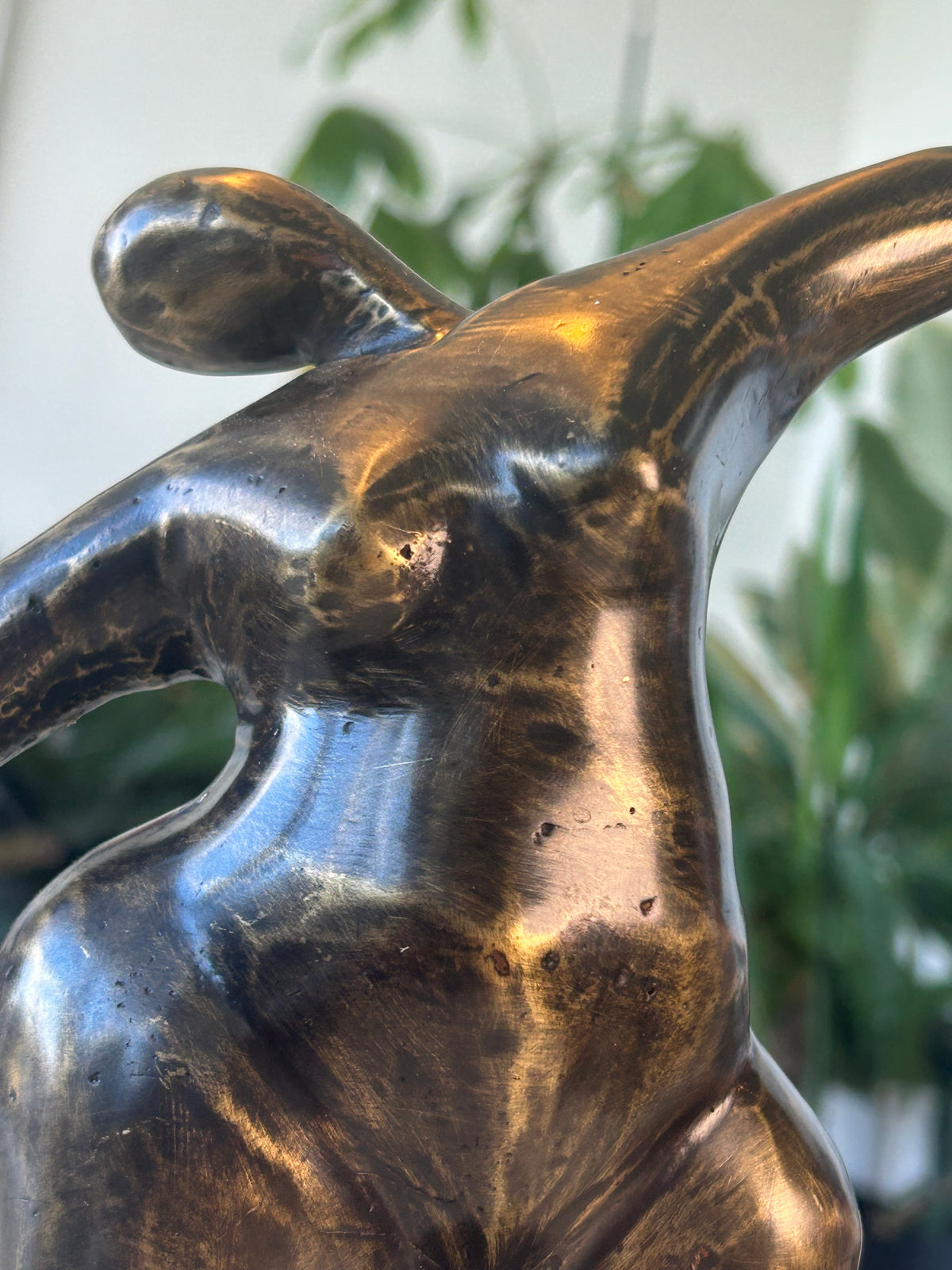 Abstrakt bronzeskulptur – kvindefigur i bevægelse på sokkel – 27 cm