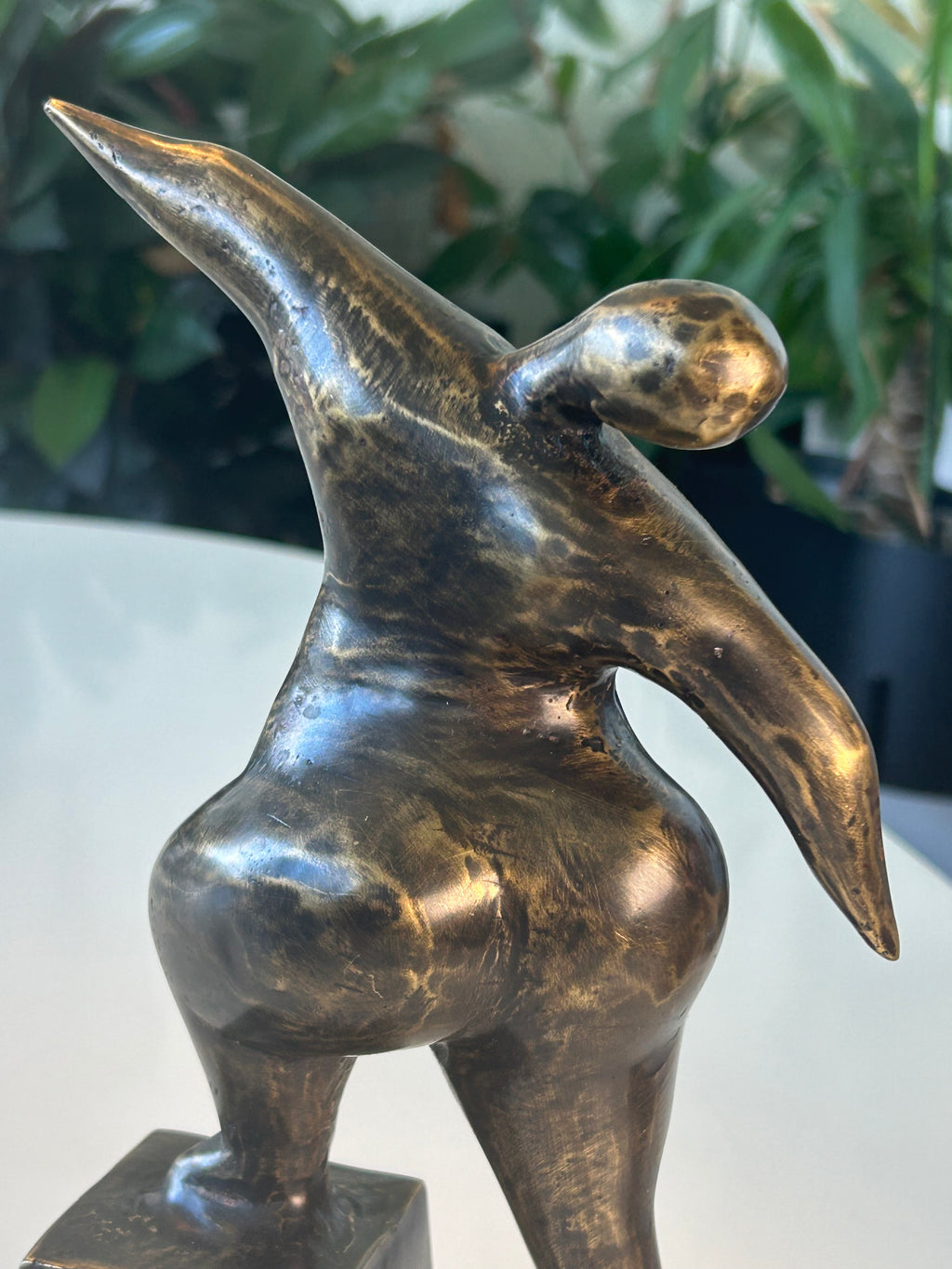 Abstrakt bronzeskulptur – kvindefigur i bevægelse på sokkel – 27 cm