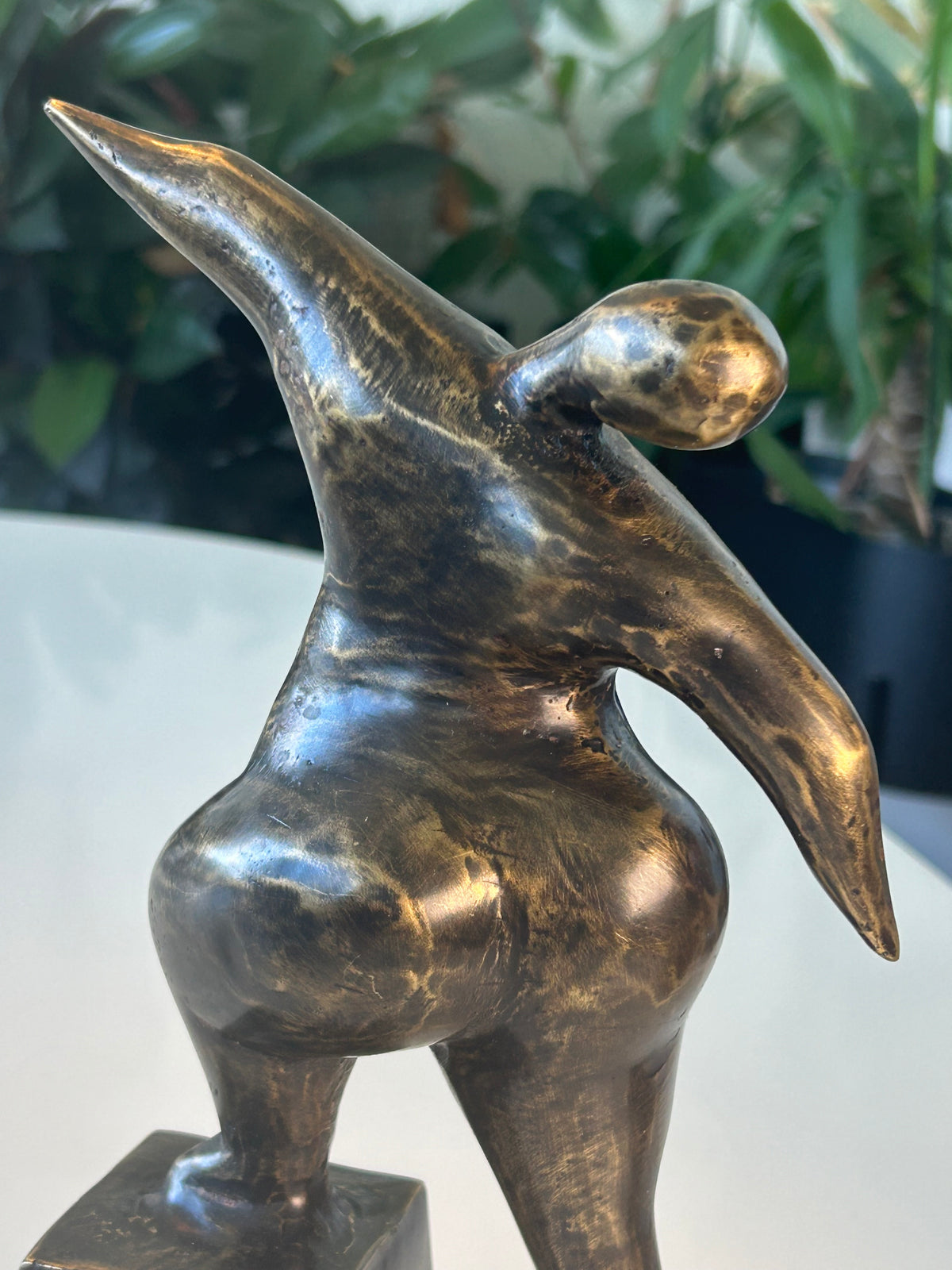 Abstrakt bronzeskulptur – kvindefigur i bevægelse på sokkel – 27 cm