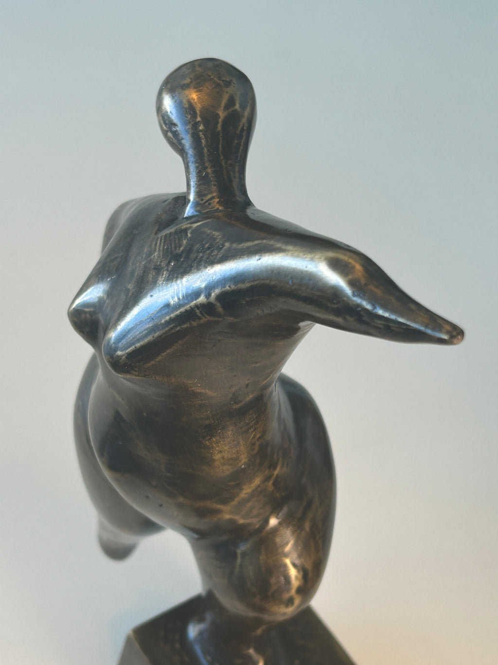 Abstrakt bronzeskulptur – kvindefigur i bevægelse på sokkel – 27 cm