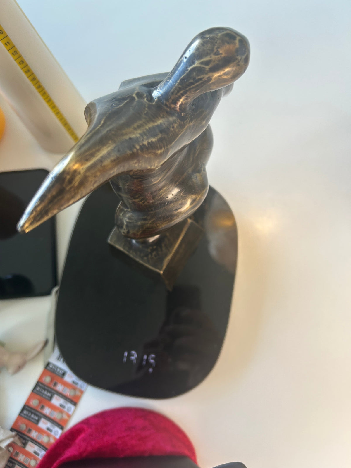 Abstrakt bronzeskulptur – kvindefigur i bevægelse på sokkel – 27 cm
