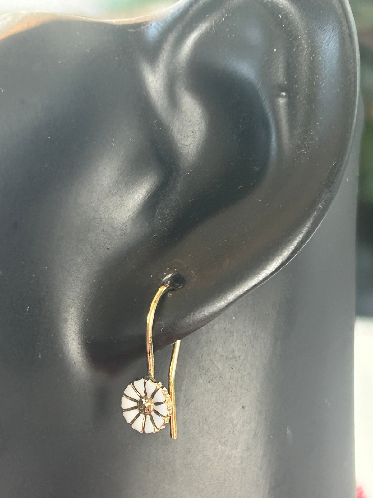 Georg Jensen Daisy / Marguerit ørehængere – 7 mm – forgyldt 925 sølv &amp; hvid emalje