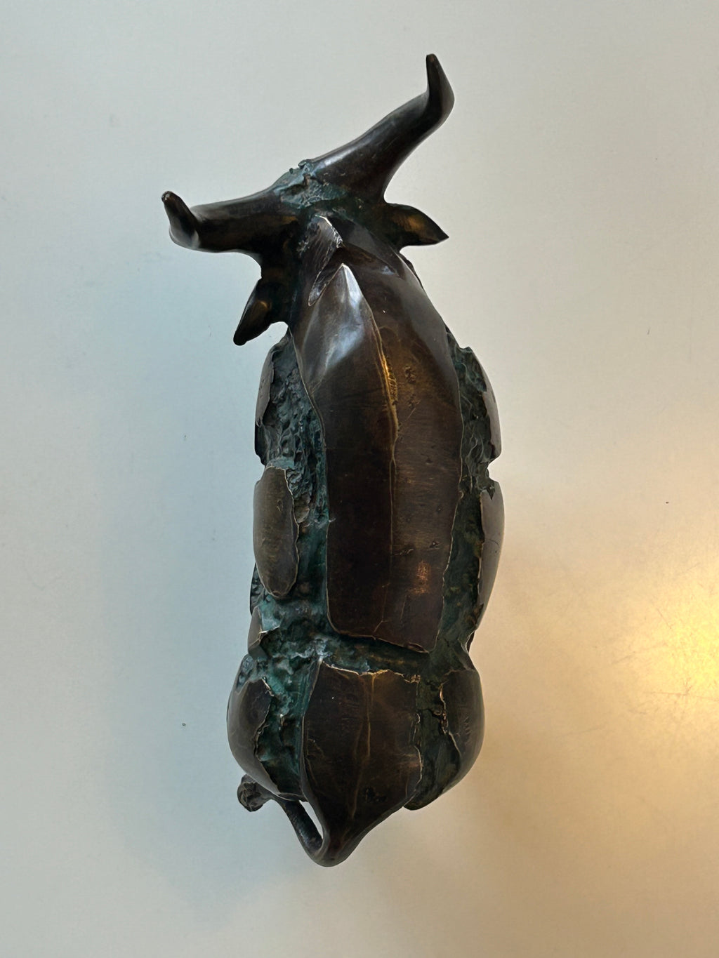 Patineret bronzeskulptur af tyr – skulpturel mosaik-effekt og højglansdetaljer – 25 cm / 2,4 kg - billede 4