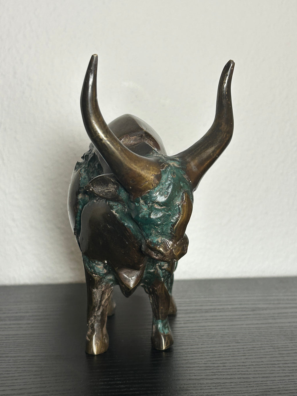 Patineret bronzeskulptur af tyr – skulpturel mosaik-effekt og højglansdetaljer – 25 cm / 2,4 kg - billede 6