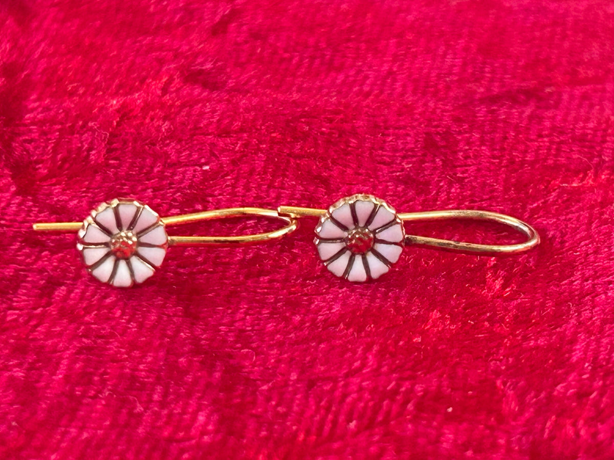 Georg Jensen Daisy / Marguerit ørehængere – 7 mm – forgyldt 925 sølv &amp; hvid emalje