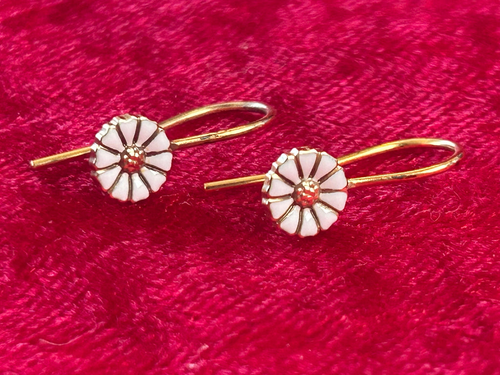 Georg Jensen Daisy / Marguerit ørehængere – 7 mm – forgyldt 925 sølv &amp; hvid emalje