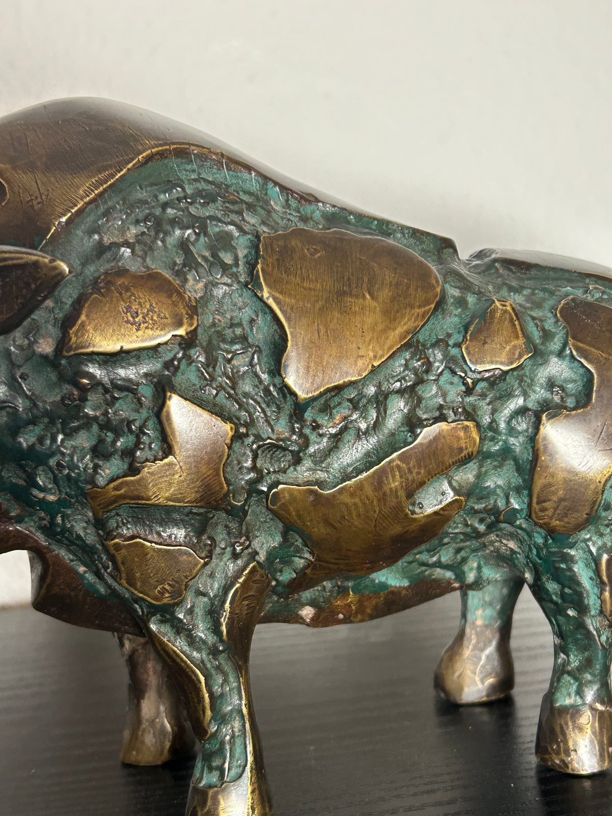 Patineret bronzeskulptur af tyr – skulpturel mosaik-effekt og højglansdetaljer – 25 cm / 2,4 kg - billede 12