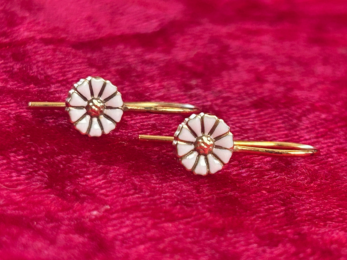 Georg Jensen Daisy / Marguerit ørehængere – 7 mm – forgyldt 925 sølv &amp; hvid emalje
