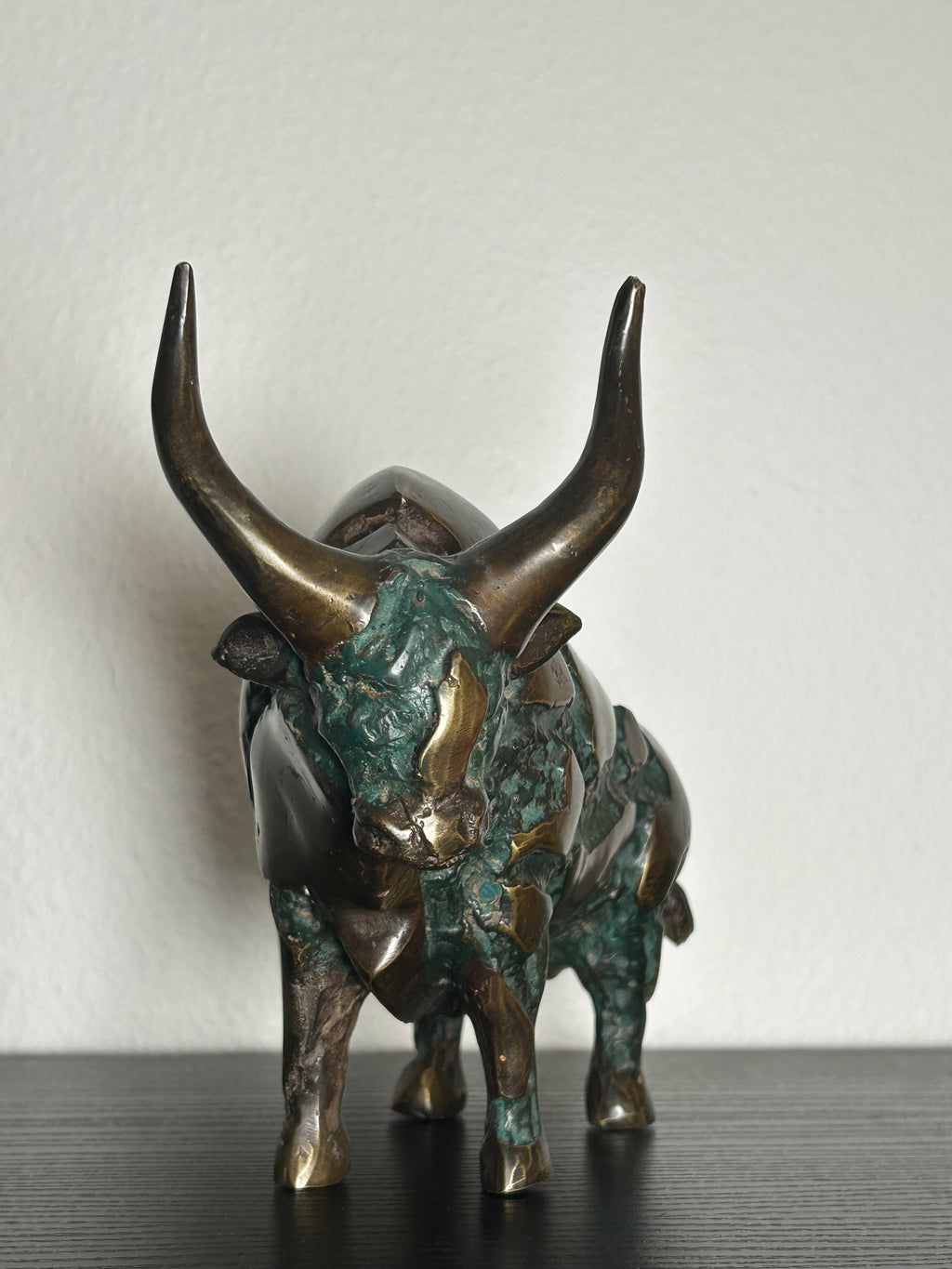 Patineret bronzeskulptur af tyr – skulpturel mosaik-effekt og højglansdetaljer – 25 cm / 2,4 kg - billede 13