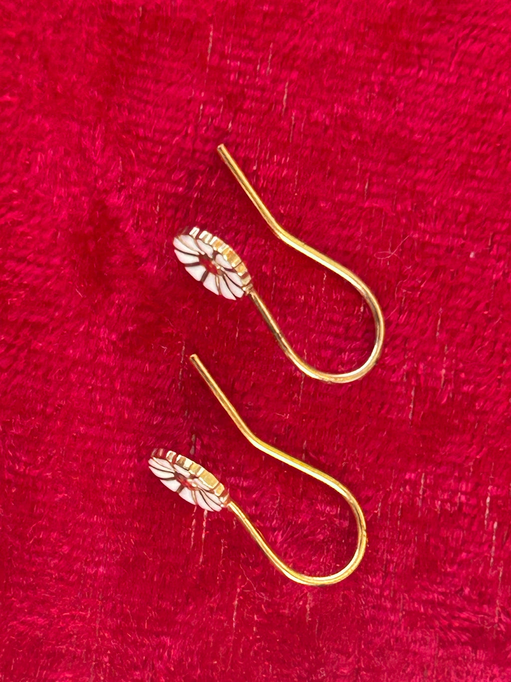 Georg Jensen Daisy / Marguerit ørehængere – 7 mm – forgyldt 925 sølv &amp; hvid emalje
